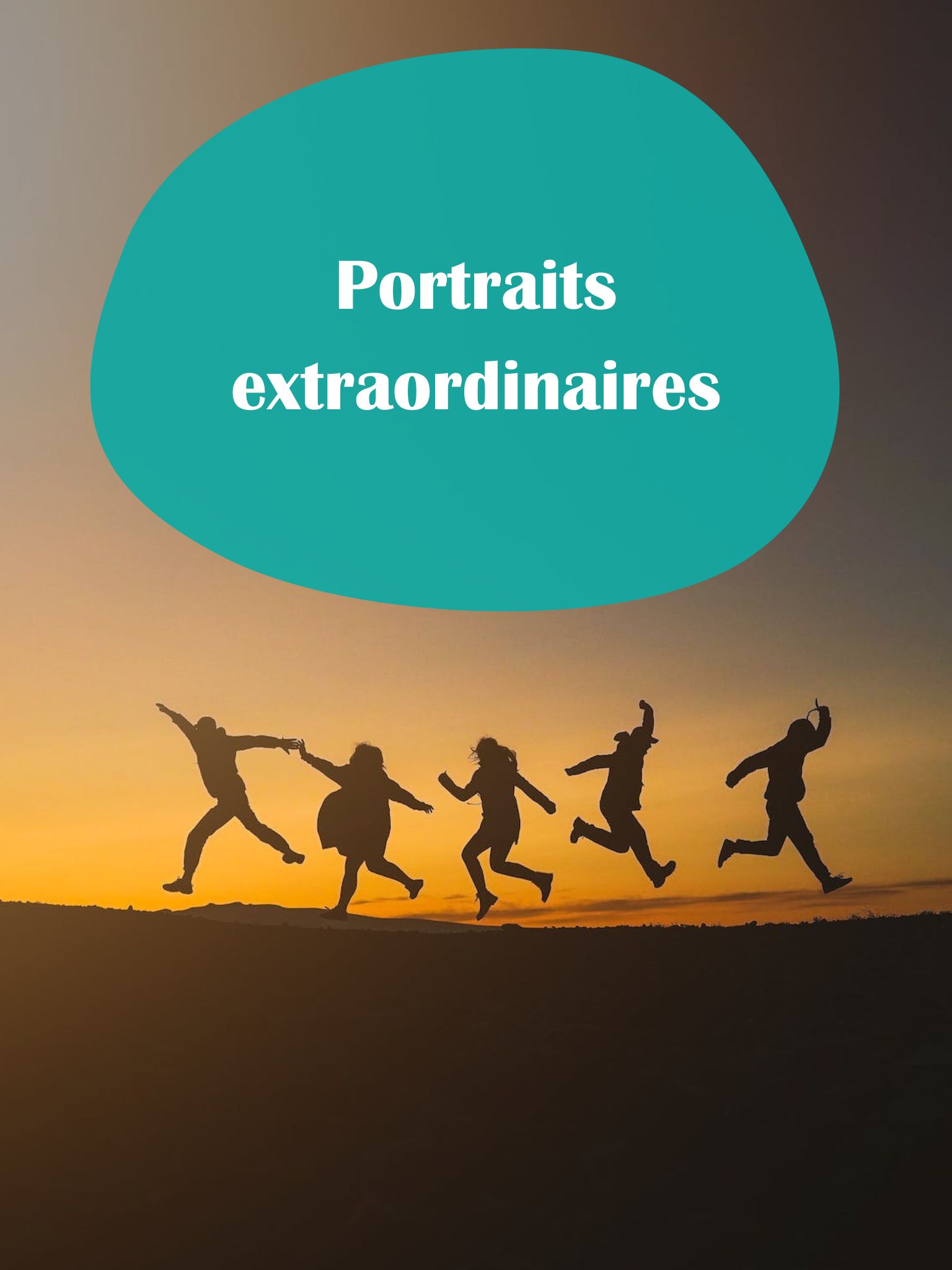 Personnes extraordinaires dans le coucher du soleil 
