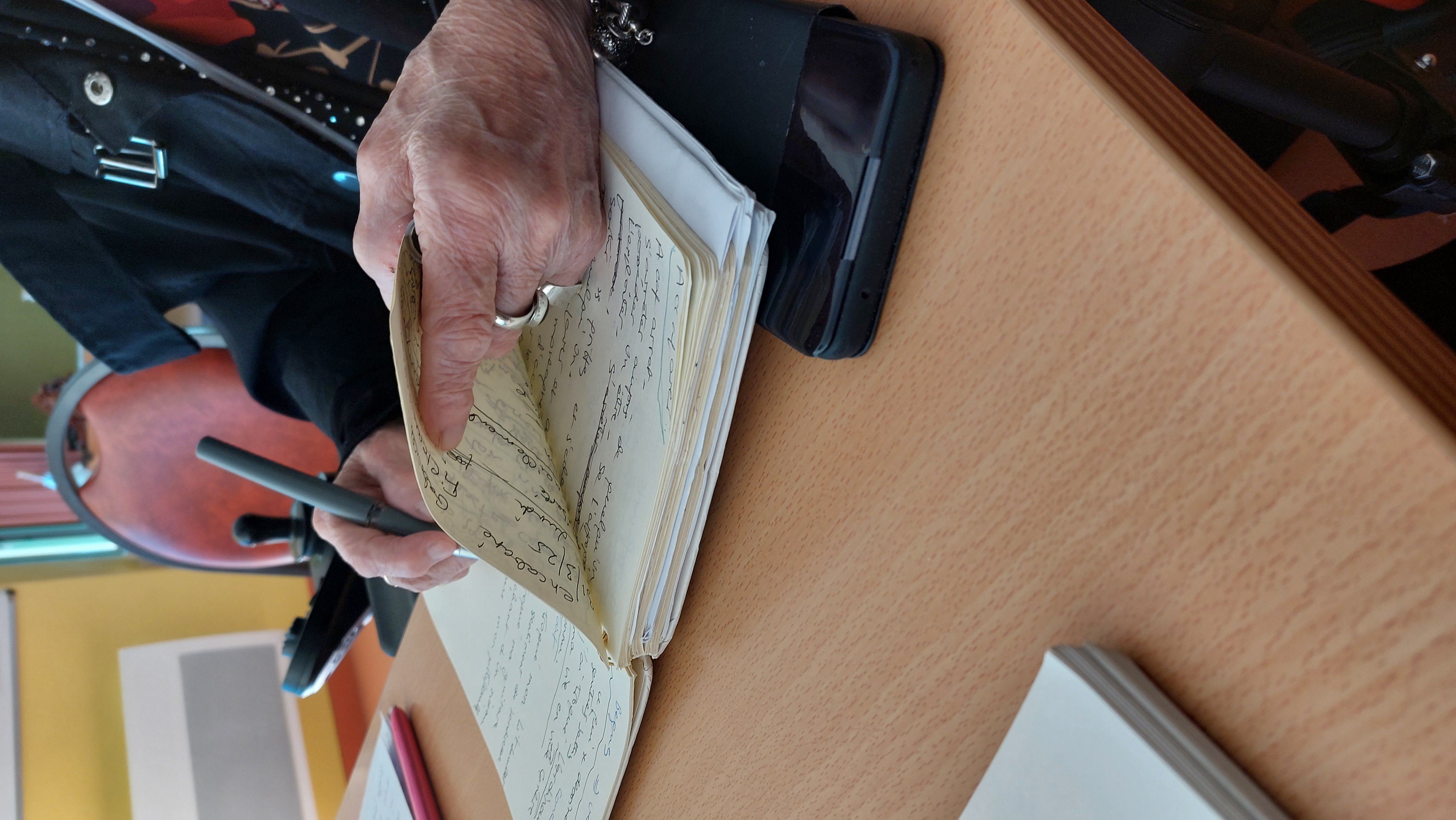 Paricipante d'un atelier d'écriture de récit familial qui écrit 