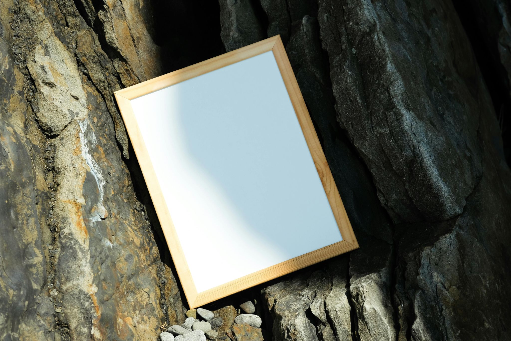 Portrait personnalisé à écrire posé sur un tronc d'arbre